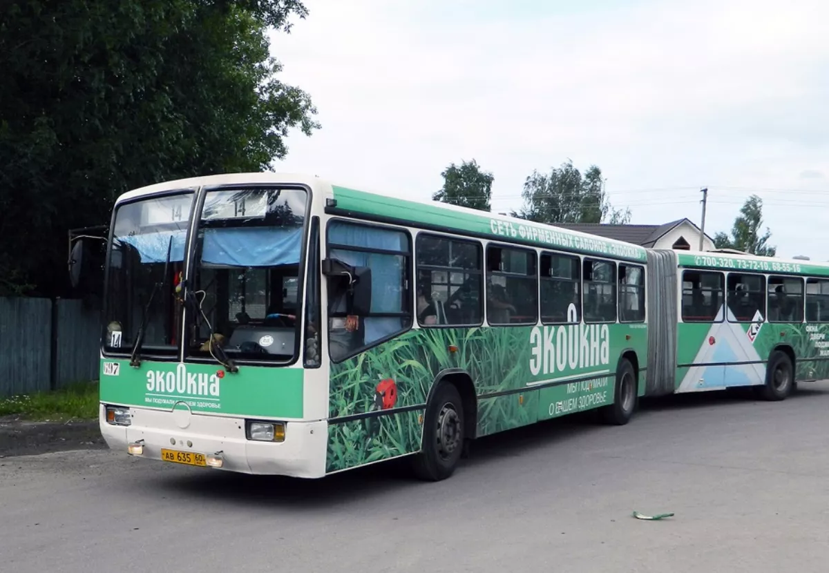 Реклама на борту автобуса