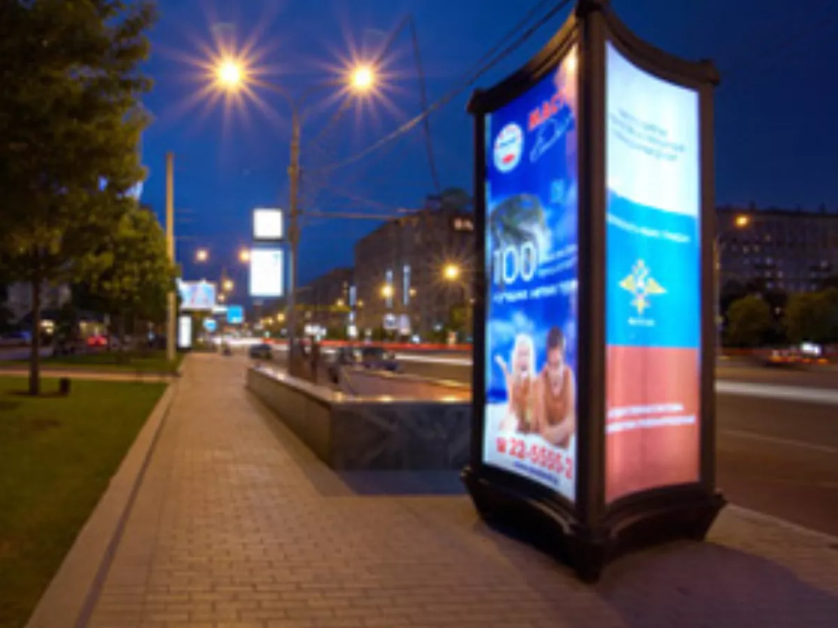 Реклама на остановке ночью